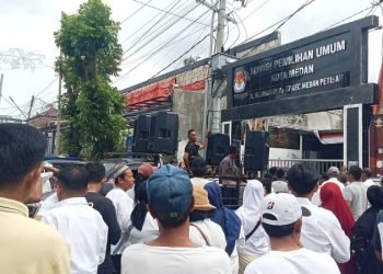 Ribuan massa menggeruduk Kantor KPU Medan, Jumat (29/11/2024). Mereka menuntut Pilkada Medan 2024 diulang.