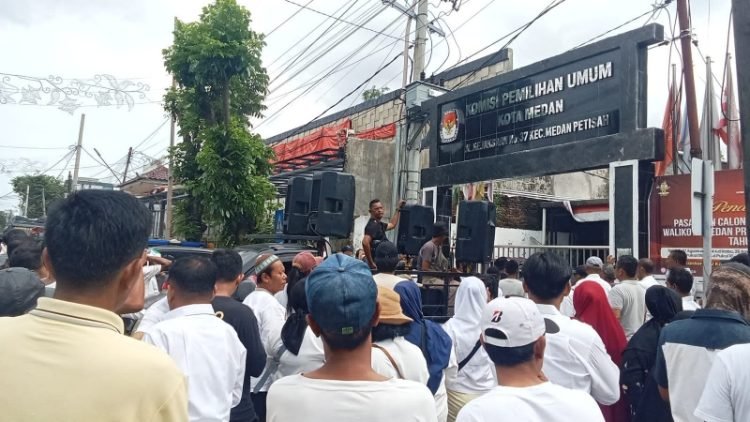 Ribuan massa menggeruduk Kantor KPU Medan, Jumat (29/11/2024). Mereka menuntut Pilkada Medan 2024 diulang.