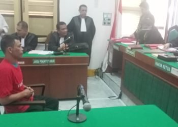 Anwar Tarigan mendengarkan putusan majelis hakim di Pengadilan Negeri Medan, Kamis (31/10/2024). 