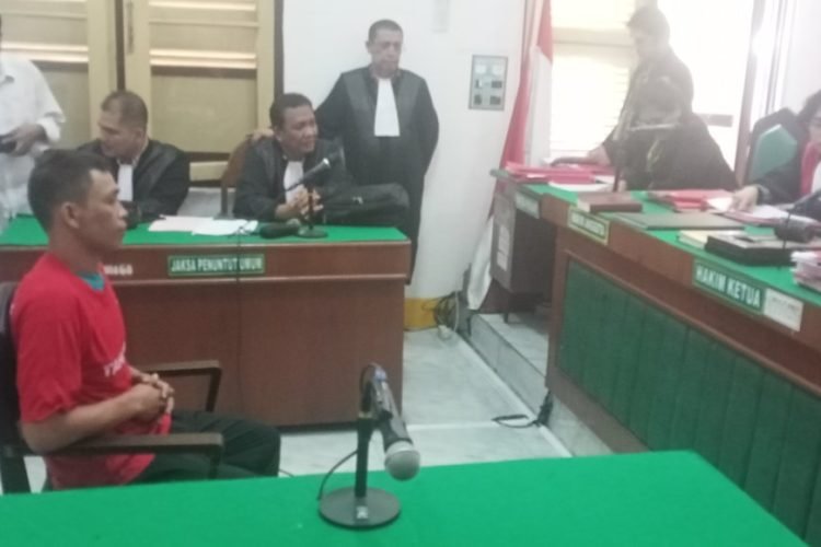 Anwar Tarigan mendengarkan putusan majelis hakim di Pengadilan Negeri Medan, Kamis (31/10/2024). 