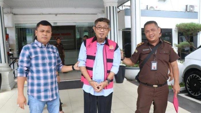 Mantan Dirut RSUP H Adam Malik Medan dr Bambang Prabowo (tengah).