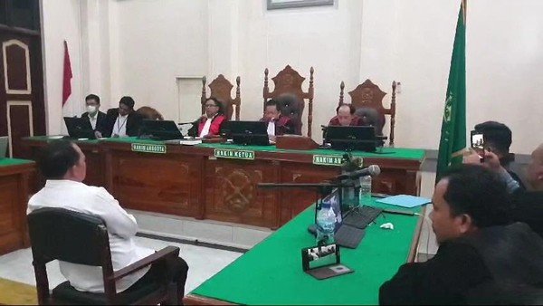 Bupati Labuhanbatu Erik Adtrada Ritonga menjalani sidang vonis di Pengadilan Tipikor Medan. 