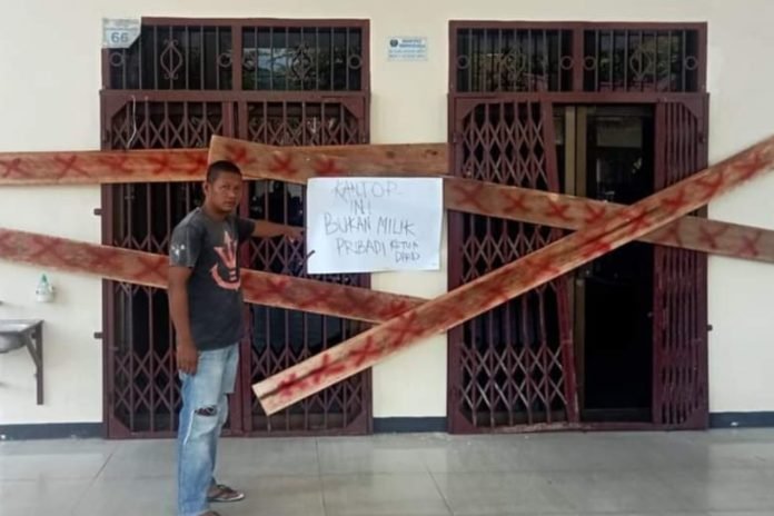 Penyegelan terhadap kantor DPRD Sibolga.
