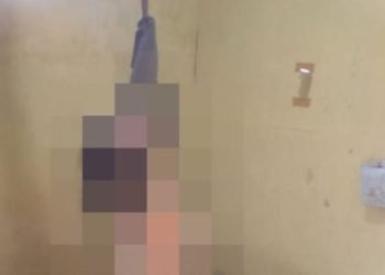 Kondisi korban bunuh diri sebelum diturunkan dari TKP. 