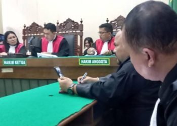 Hakim Ketua Frans Effendi Manurung (tengah) ketika membacakan putusan.