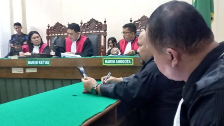 Hakim Ketua Frans Effendi Manurung (tengah) ketika membacakan putusan.