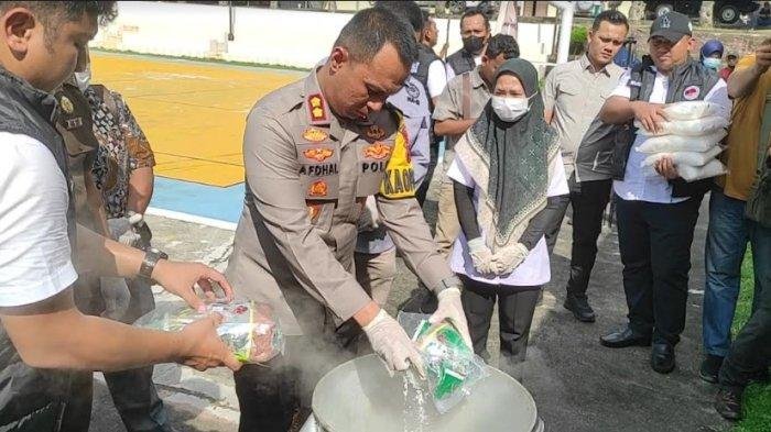 Barang bukti sabu dimusnahkan di Polres Asahan. 