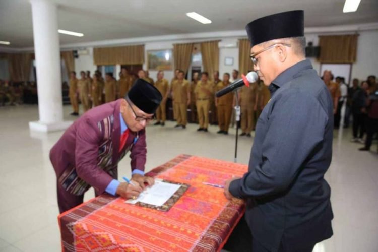 Pj Bupati Taput melantik Pj Sekda David Sipahutar di Aula Martua Kantor Bupati Taput.