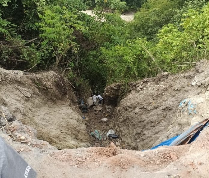 Proses evakuasi korban.