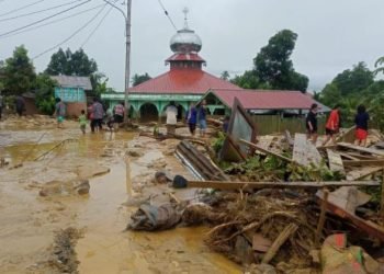 Areal masjid di Sipange Siunjam setelah diterjang banjir bandang. 