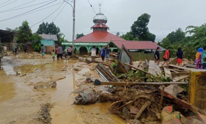 Areal masjid di Sipange Siunjam setelah diterjang banjir bandang. 