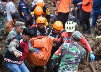 Proses evakuasi korban longsor di Karo.