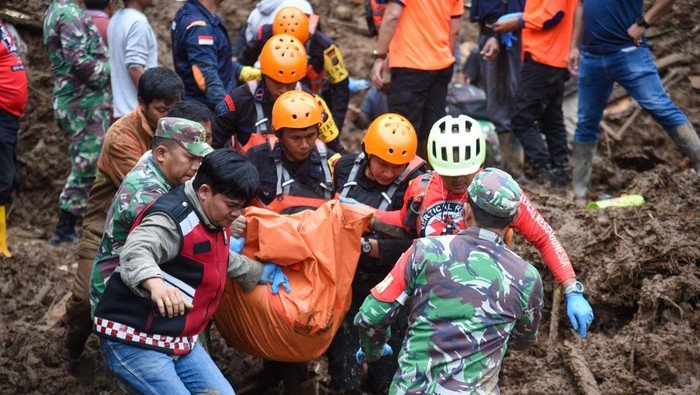 Proses evakuasi korban longsor di Karo.