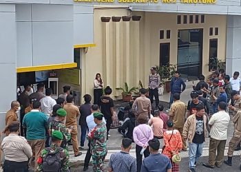Demo mahasiswa dan masyarakat minta tersangka yang ditahan Polres Taput dibebaskan berlangsung ricuh.