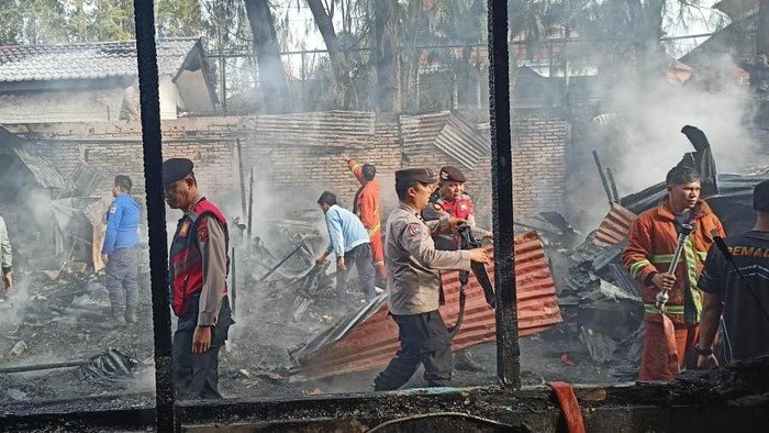 Empat rumah dan satu mobil hangus terbakar di Karo.