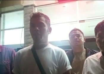 Kades Pudun Jae Riski Ibrahim saat buat laporan ke Polda Sumut.