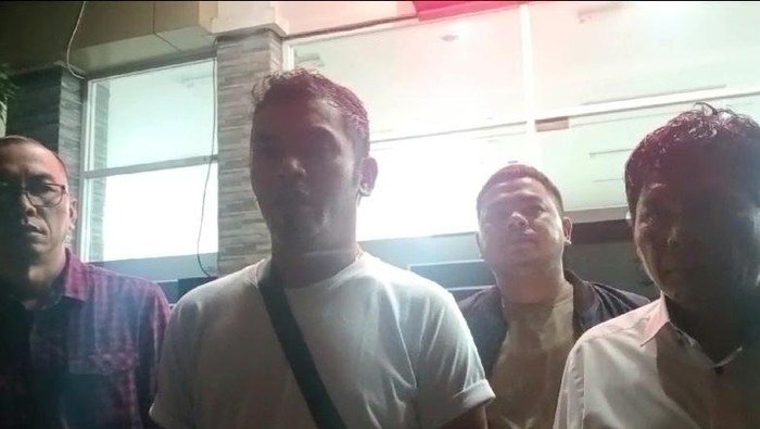 Kades Pudun Jae Riski Ibrahim saat buat laporan ke Polda Sumut.