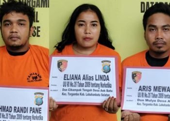 Ketiga pelaku saat diamankan di kantor polisi.