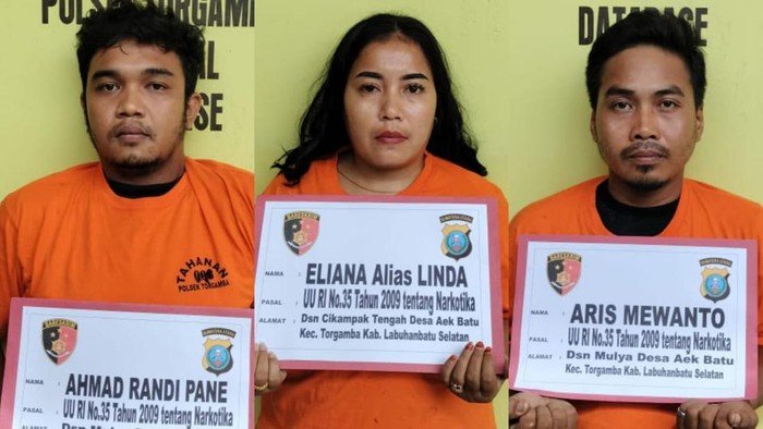 Ketiga pelaku saat diamankan di kantor polisi.