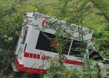 Mobil ambulans Pemkab Tapsel masuk jurang akibat kecelakaan. 