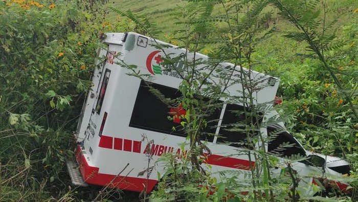 Mobil ambulans Pemkab Tapsel masuk jurang akibat kecelakaan.