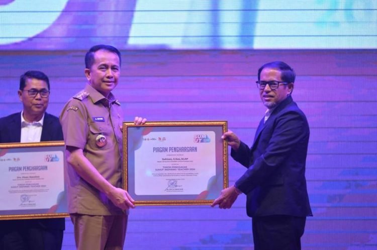 Penjabat (Pj) Gubernur Sumatera Utara (Sumut) Agus Fatoni menerima dua penghargaan pada kegiatan Sumut Inspiring Teacher 2024, yaitu Tokoh Inspiratif Indonesia dan Sahabat Guru, pada kegiatan Sumut Inspiring Teacher 2024 dalam rangka memperingati Hari Guru 2024 dan Hari Ulang Tahun (HUT) ke-79 Persatuan Guru Republik Indonesia (PGRI) di Hotel Adimulya, Medan, Sumut, Selasa (19/11/2024). (Diskominfo)