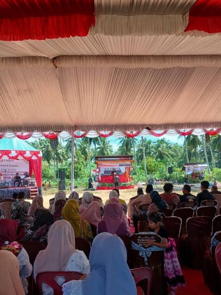 Ratusan masyarakat menghadiri acara penetapan Desa Pudun Jae sebagai Kampung Pengawasan Parsitipatif. (IST)