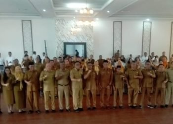 Pejabat administrator dan Pejabat Pengawas di lingkungan Dinas Pendidikan Sumatera Utara di serah terimakan foto bersama di Aula Amir Hamzah Lantai III Dinas Pendidikan Sumut Jalan Cikditiro Medan, Senin (11/11/2024).