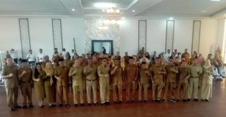 Pejabat administrator dan Pejabat Pengawas di lingkungan Dinas Pendidikan Sumatera Utara di serah terimakan foto bersama di Aula Amir Hamzah Lantai III Dinas Pendidikan Sumut Jalan Cikditiro Medan, Senin (11/11/2024).