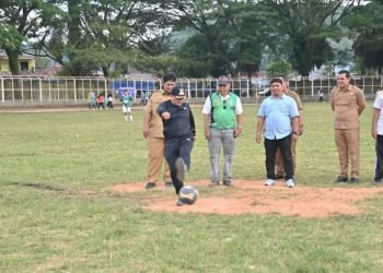 Pj.Wali Kota Padangsidimpuan Timur Tumanggor menendang bola dimulainya Turnamen Sepak bola Suratin U-15 di Padangsidimpuan. (IST)