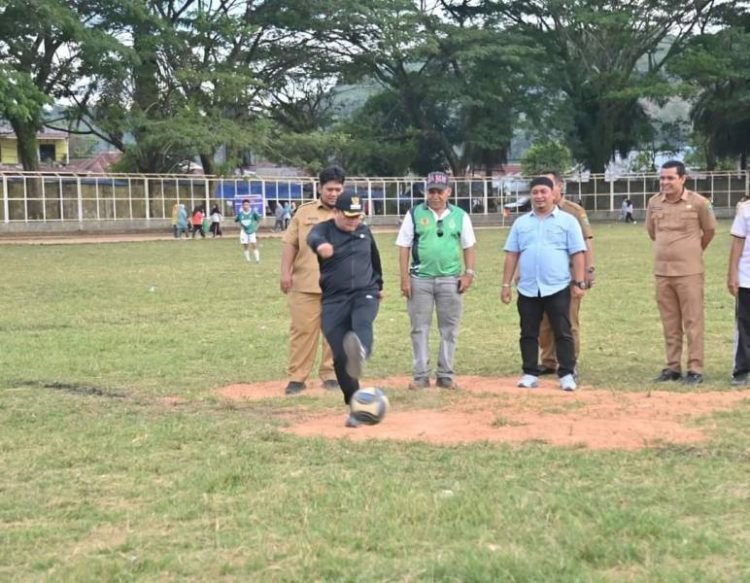 Pj.Wali Kota Padangsidimpuan Timur Tumanggor menendang bola dimulainya Turnamen Sepak bola Suratin U-15 di Padangsidimpuan. (IST)