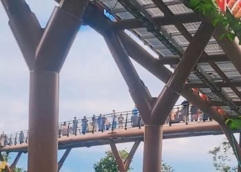 Wisatawan memadati destinasi wisata Menara Pandang Tele-Samosir, Sabtu (28/12), saat libur Nataru.