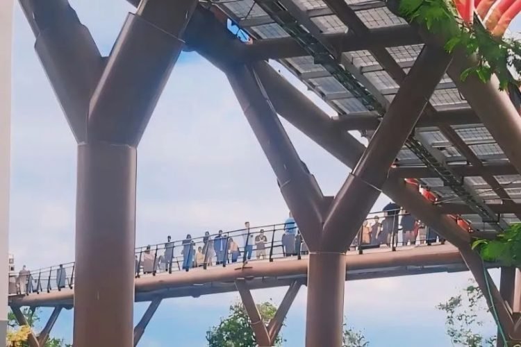 Wisatawan memadati destinasi wisata Menara Pandang Tele-Samosir, Sabtu (28/12), saat libur Nataru.