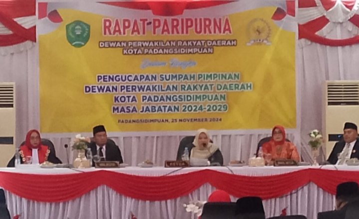 Sri fitrah Munawaroh Nasution Ketua DPRD, Wakil Ketua l DPRD Kota  Hj.Taty Ariyani Tambunan SH dan Wakil Ketua ll DPRD Kota Padangsidimpuan dijabat H.Rusydi Nasution.STP.MM saat memimpin  Sidang perdana usai dilantik jadi pimpinan DPRD Padangsidimpuan periode 2024-2029. (Ist)