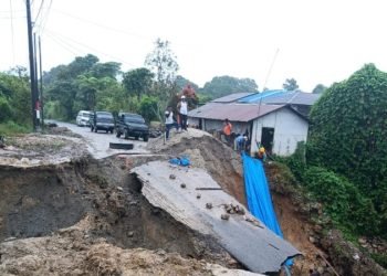 Jalan yang amblas/putus di Tanjung Beringin, Sumbul.