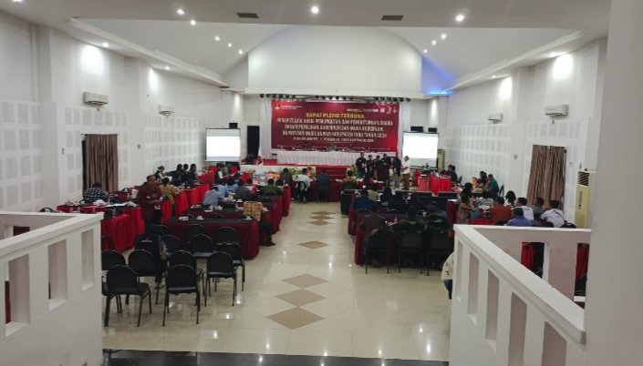 Rapat Pleno Terbuka Rekapitulasi Hasil Pemungutan Dan Penghitungan Suara Pemilihan Gubernur/Wakil Gubernur, Bupati/Wakil Bupati Toba. (IST)