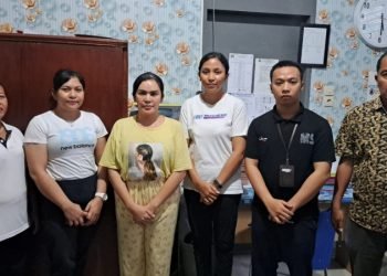 Tersangka Ratu Talisha alias Ratu Entok (baju kuning) saat diserahkan ke pihak Kejaksaan beserta barang bukti (tahap II). 