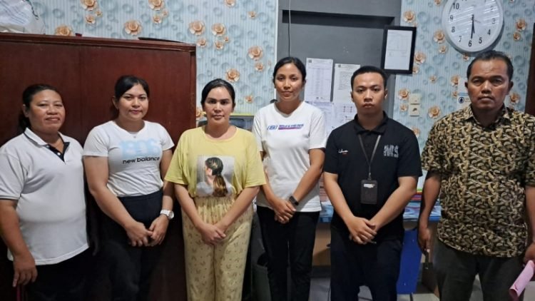 Tersangka Ratu Talisha alias Ratu Entok (baju kuning) saat diserahkan ke pihak Kejaksaan beserta barang bukti (tahap II). 