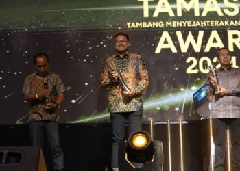 PT.AR meraih 2 penghargaaan di Tamasya Award yang digelar Ditjen Mineral dan Batubara bara Kementerian SDM, diterima Direktur PT AR Noviandri. (IST)