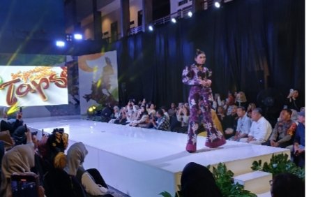 Salah satu peserta unjuk gigi di Fashion Show yang digelar PT.AR di Hotel Mega Permata. (IST)