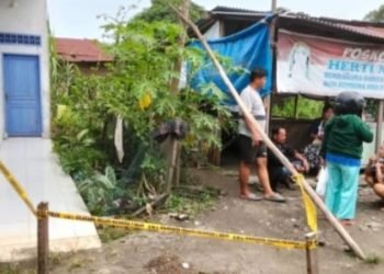 Tempat kejadian perkara (TKP) yang dipasang garis polisi. 