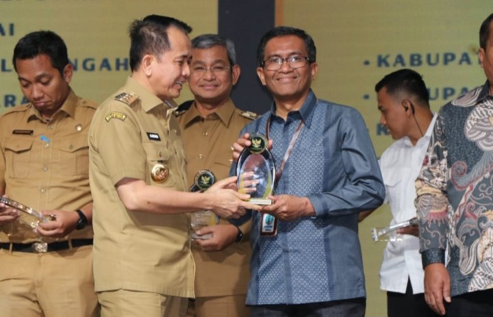 Kadis Kominfo Kab. Toba, sesmon Butarbutar Menerima Anugrah Keterbukaan Informasi Publik. (IST)