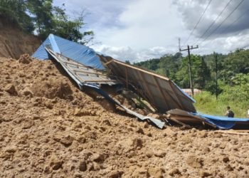 Lokasi bukit yang menutupi badan jalan. (Ist)