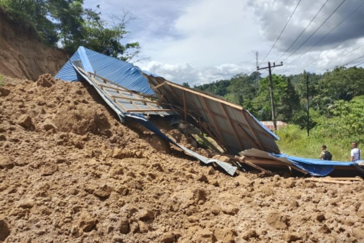 Lokasi bukit yang menutupi badan jalan. (Ist)