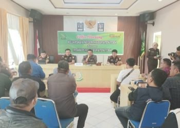 Kajari Toba Tengah didampingi Kacabjari (kiri) dan Kasi Intel (kanan). (IST)