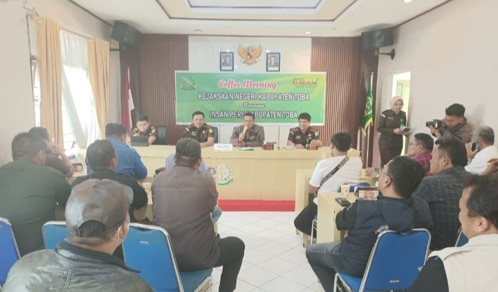 Kajari Toba Tengah didampingi Kacabjari (kiri) dan Kasi Intel (kanan). (IST)