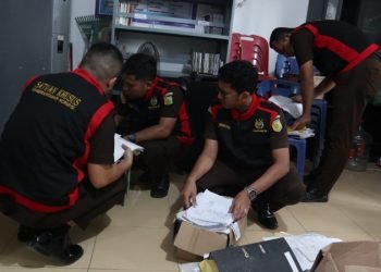 Tim Jaksa Penyidik Kejaksaan Negeri Labuhanbatu melakukan penggeledahan Kantor Desa Bandar Kumbul terkait dugaan korupsi.