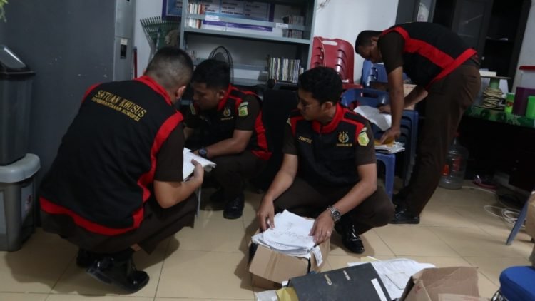 Tim Jaksa Penyidik Kejaksaan Negeri Labuhanbatu melakukan penggeledahan Kantor Desa Bandar Kumbul terkait dugaan korupsi.