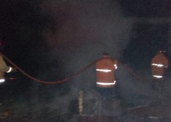 Rumah dan gudang kayu milik Marga Hutasoit yang terbakar.