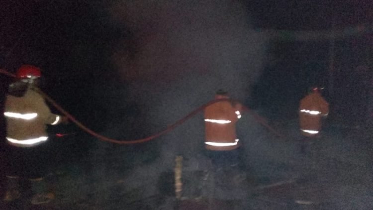 Rumah dan gudang kayu milik Marga Hutasoit yang terbakar.